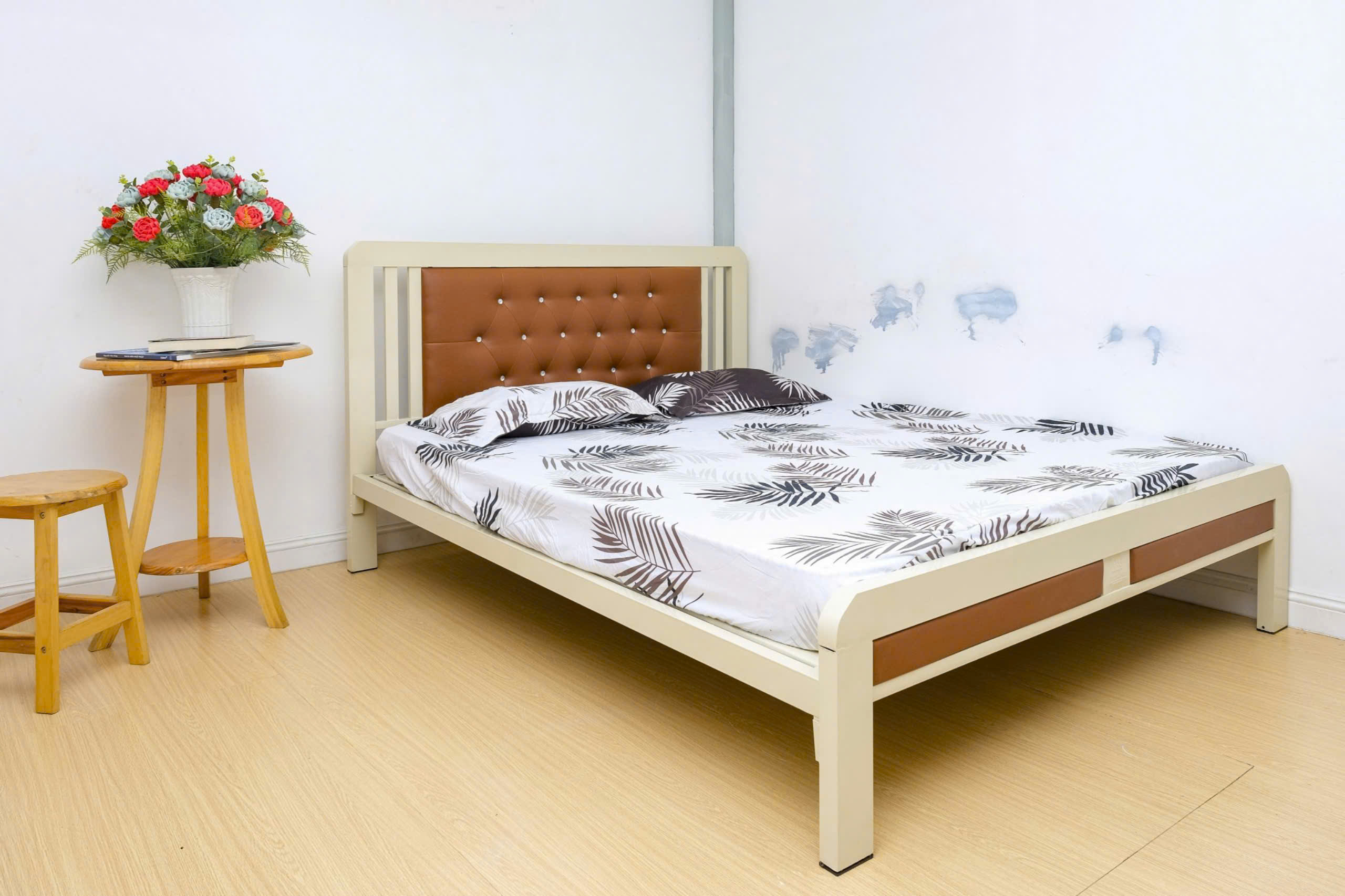 Giường sắt bọc nệm bền đẹp tiết kiệm