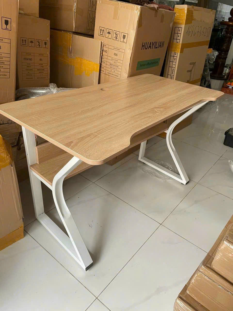 Bàn làm việc có kệ dưới 1m2 x 60 x cao 75 cm